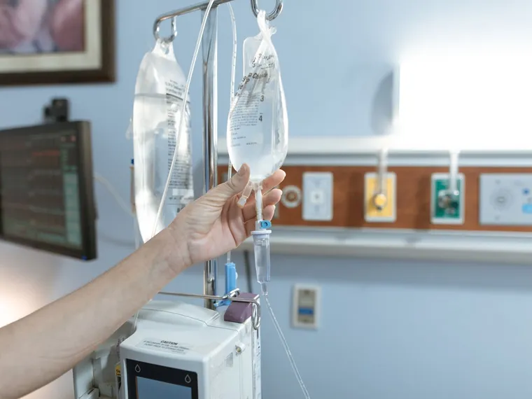 Medicinski radnik nadzire infuzionu terapiju