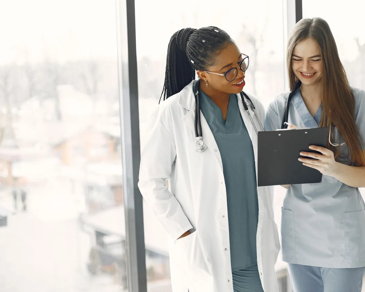 Medicinske radnice zajedno proveravaju dokumentaciju