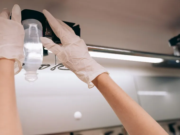 Medicinski radnik priprema sterilnu infuzionu opremu